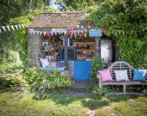 Φωτογραφία από το άλμπουμ του 8-Bed Lotus Belle Mahal Tent in The Wye Valley σε Ross on Wye