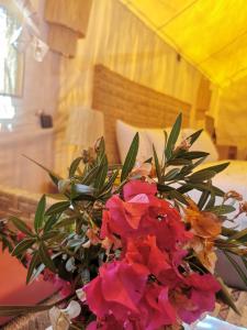 ein Blumenstrauß auf einem Tisch in der Unterkunft Mhamid Luxury Camp in Mhamid