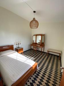 梅塞德斯的住宿－Doña Hilda，一间卧室配有一张床和镜子