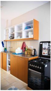 Η κουζίνα ή μικρή κουζίνα στο Anne's Luxurious Thindigua Apartment