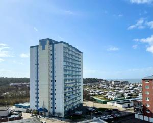 un edificio blanco alto en una ciudad en Frische Brise 03.04, en Cuxhaven