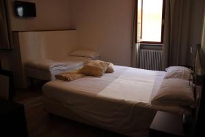 A bed or beds in a room at Albergo Ristorante Bismantova