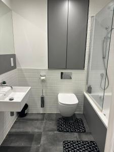 a bathroom with a toilet and a sink and a shower at 2bed on Elizabeth line-5mins to Excel Custom House in London