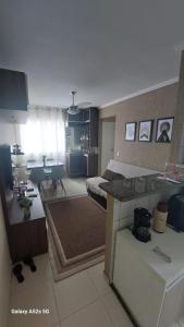 um quarto com uma cozinha e uma sala de estar em Apartamento Mari 7 em São Carlos