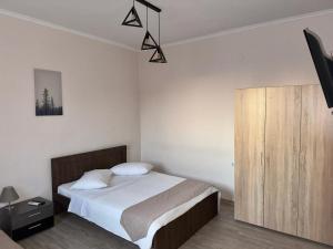 um quarto com uma cama e um armário de madeira em Damias rental rooms em Tessalónica