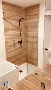 een douche met een glazen deur in de badkamer bij OIZPE GERNIHOST en Urdaibai in Guernica y Luno