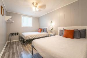 ブランソンにあるIndian Point Villa#5 at Tribesman Resort on Table Rock Lake near Silver Dollar City, Bransonのベッド2台と窓のある寝室 +18枚の写真