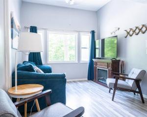 ブランソンにあるIndian Point Villa#5 at Tribesman Resort on Table Rock Lake near Silver Dollar City, Bransonの青いソファとテーブルのあるリビングルーム