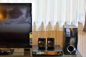 a radio with two speakers next to a tv at Gino Feruci Villa Ubud by KAGUM Hotels in Ubud