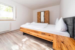 sypialnia z dużym łóżkiem i oknem w obiekcie Gabriel´s Apartment´s w Dortmundzie