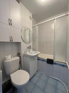 een badkamer met een toilet, een wastafel en een douche bij OhMyHome - View Apartment Grzybowska in Warschau