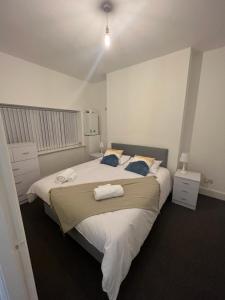 ein Schlafzimmer mit einem großen Bett mit Handtüchern darauf in der Unterkunft Apartments 7 Greenfield Road in Liverpool