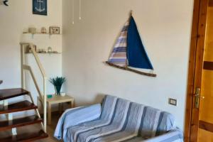 um quarto com um veleiro pendurado na parede em 2 bedrooms property at Villasimius 1 km away from the beach em Villasimius
