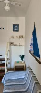 um quarto com uma cama com uma colcha azul em 2 bedrooms property at Villasimius 1 km away from the beach em Villasimius