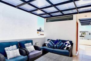 Χώρος καθιστικού στο Luxury home, Jacuzzi/Rooftop, King, A/C, Netflix