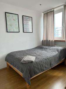 een bed in een slaapkamer met een raam bij OhMyHome - View Apartment Grzybowska in Warschau