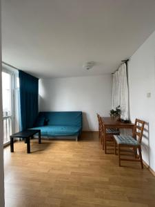 een kamer met een bed en een tafel en stoelen bij OhMyHome - View Apartment Grzybowska in Warschau
