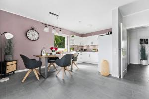 uma cozinha e sala de jantar com mesa e cadeiras em Luv em Osterhever