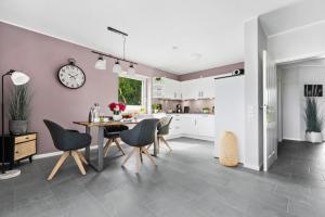 a kitchen and dining room with a table and chairs at Luv in Osterhever