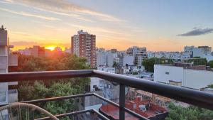 desde un balcón con vistas a la ciudad al atardecer en Maravilloso apartamento Palermo en Buenos Aires