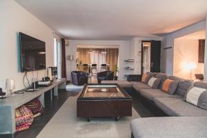 Résidence Villa Branda في كالفي: غرفة معيشة مع أريكة وطاولة