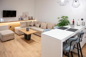 sala de estar con sofá y mesa en Kefaloviso Luxury Apartment 2, en Nafpaktos