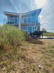 Bygningen som feriehuset ligger i + 10 billeder