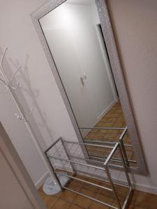 einem Spiegel auf einer Treppe mit Metallrahmen in der Unterkunft JoPit Haus in Baesweiler