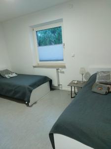 1 Schlafzimmer mit 2 Betten und einem Fenster in der Unterkunft JoPit Haus in Baesweiler