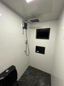 TV i/ili multimedijalni sistem u objektu Container Home Py