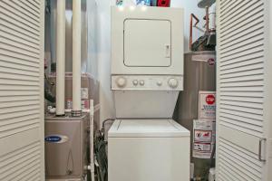uma máquina de lavar e secar roupa num pequeno quarto em 1BR Adorable Apt with In-unit Laundry - Lake 206 em Chicago