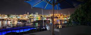 uma vista para uma marina à noite com um guarda-chuva em La Terrace em Aswan
