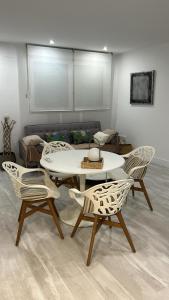 uma sala de estar com uma mesa e cadeiras e um sofá em Center City, PUERTA DEL SOL em Madri