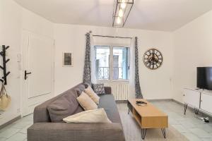 TV a/nebo společenská místnost v ubytování Hyper Centre Terrasse Wifi La Pierre d'Histoire