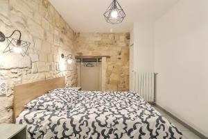 Postel nebo postele na pokoji v ubytování Hyper Centre Terrasse Wifi La Pierre d'Histoire