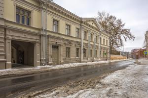 Une rangée de bâtiments dans une rue enneigée dans l'établissement Tartu City Center Apartments, à Tartu