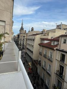 uma vista para uma rua da cidade a partir de uma varanda em Center City, PUERTA DEL SOL em Madri