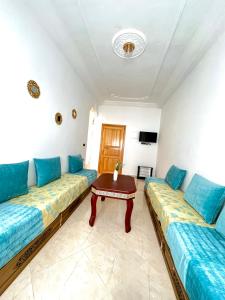uma sala de estar com dois sofás e uma mesa em CHAOUEN BLUE PEARL em Chefchaouen