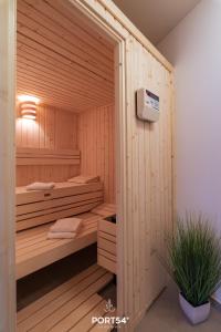 eine Sauna mit 2 Etagenbetten und einer Topfpflanze in der Unterkunft Route 66 in Osterhever