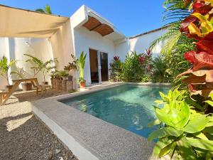 una piscina en el patio trasero de una casa en Casa Ticú, en Lo de Marcos