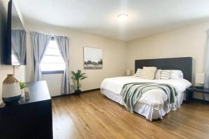 een slaapkamer met een groot wit bed en een raam bij King Beds, Sleeps 11, *Entertainment Included!* in Burnsville
