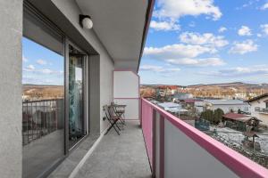 een balkon met uitzicht op de stad bij Ametist Apartment with parking in Floreşti