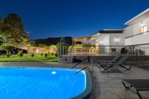 Bazén v ubytování Sugar View Villa In Kolymbia nebo v jeho okolí