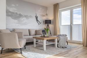 sala de estar con sofá y mesa en Schlei-Koje 2, en Schleswig