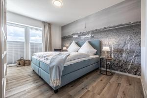 Schlafzimmer mit einem Bett mit Wandgemälde in der Unterkunft Schlei-Koje 4 in Schleswig