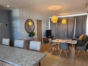 Una cocina y una sala de estar con mesa y sillas. en Departamento Vacacional en Mazatlán, en Mazatlán