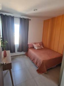 Un dormitorio pequeño con una cama y una ventana. en Departamento Vacacional en Mazatlán, en Mazatlán