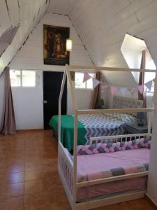 1 Schlafzimmer mit 2 Etagenbetten im Dachgeschoss in der Unterkunft La Cabaña in Heredia