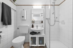 ein Bad mit einem WC, einem Waschbecken und einer Dusche in der Unterkunft Waterfront 7601 Marina Wendtorf in Wendtorf