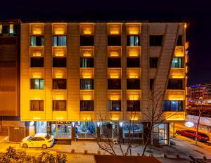 een gebouw waar een auto voor geparkeerd staat bij Dem İstanbul Airport Hotel in Istanbul